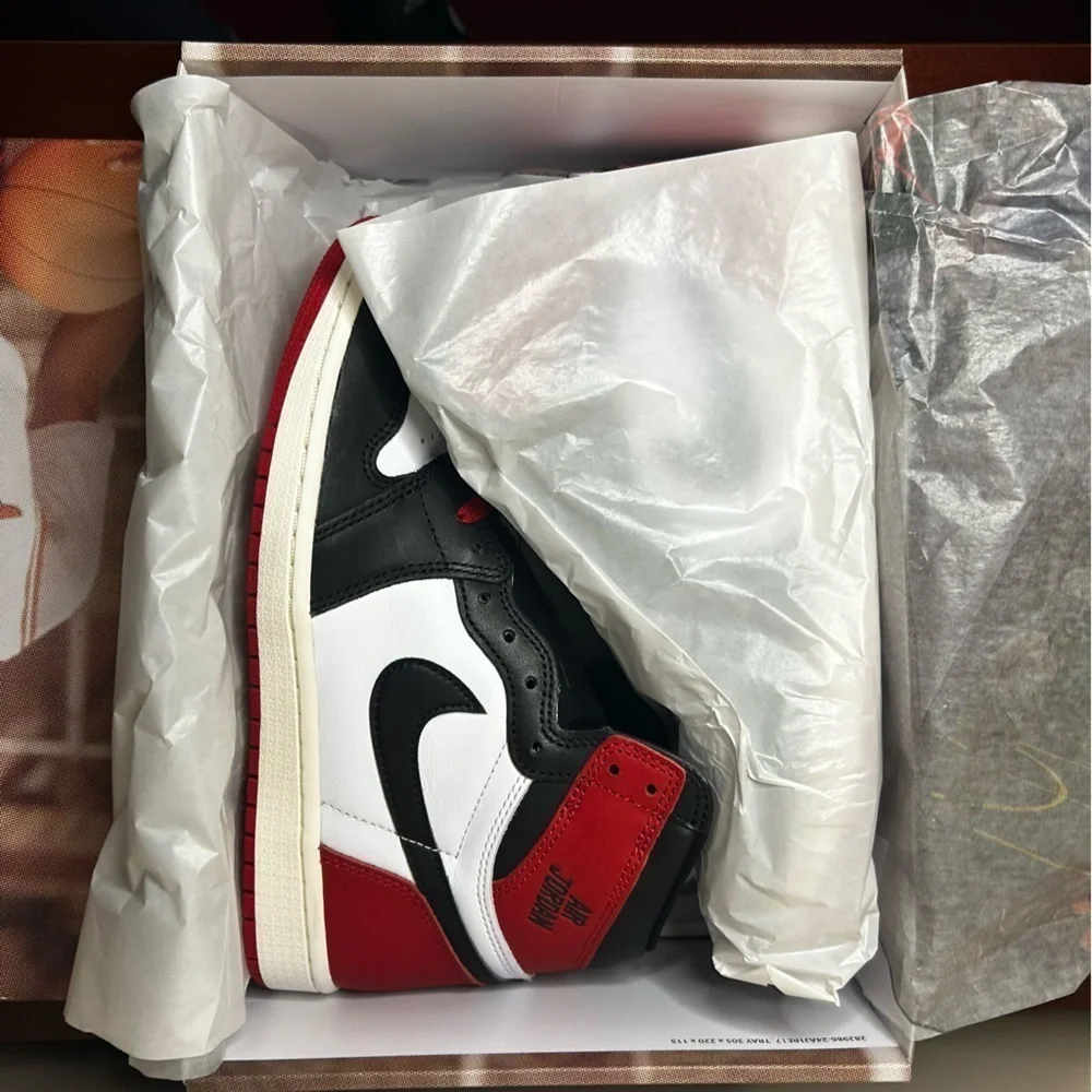 Nike Air Jordan 1 Retro High OG Black Toe (8 Men's / 9.5 Women's) - Picture 12 of 13